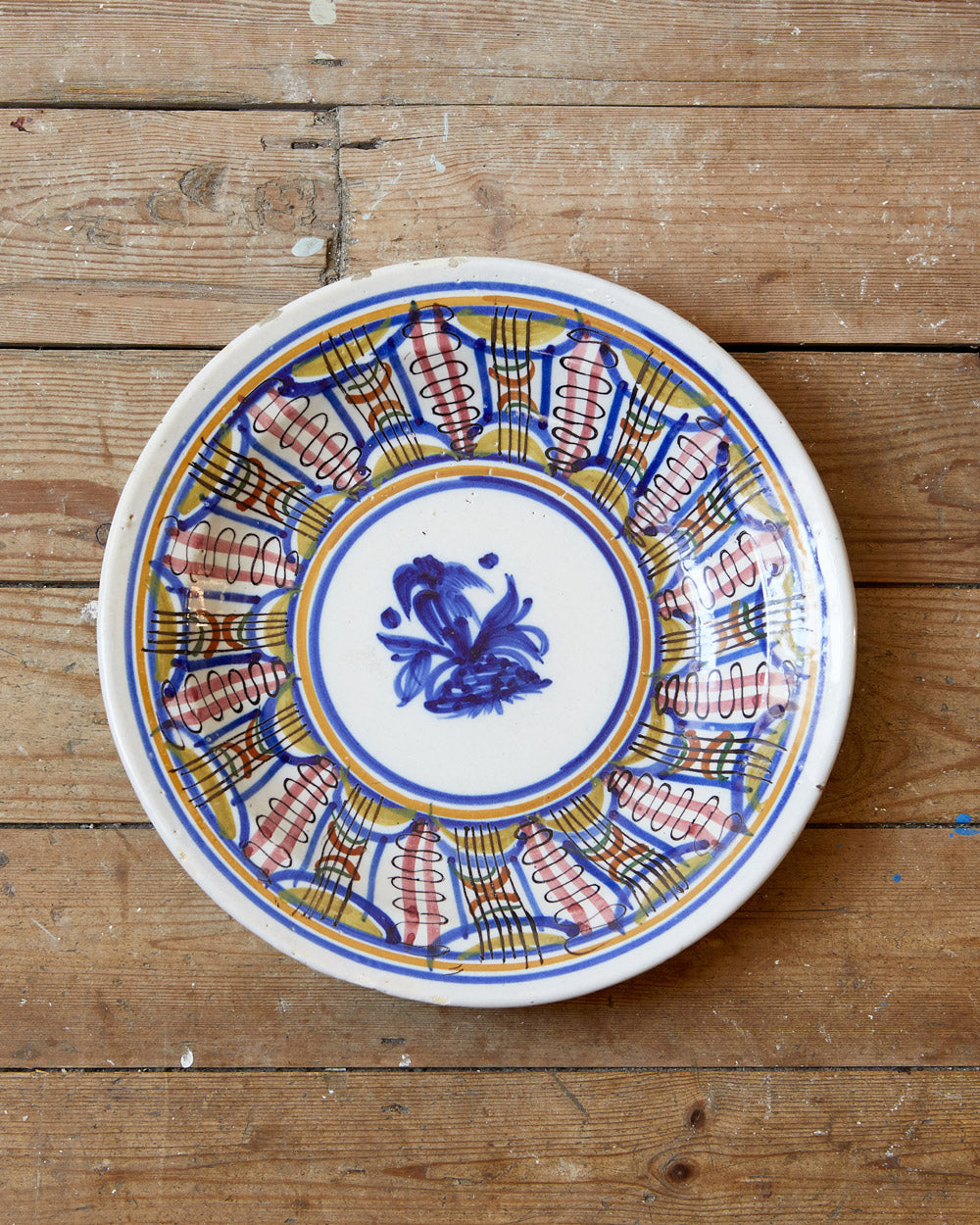 Majolica plate with foliage design image 0